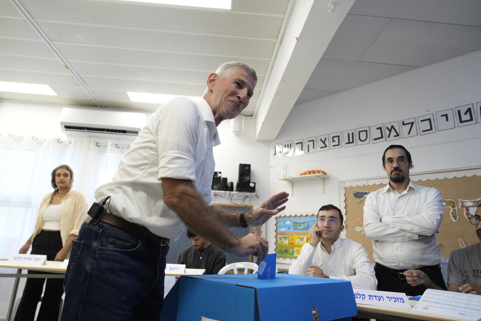 Un bărbat înarmat cu un cuțit a fost reținut în Tel Aviv după ce s-a apropiat de liderul partidului Democrații