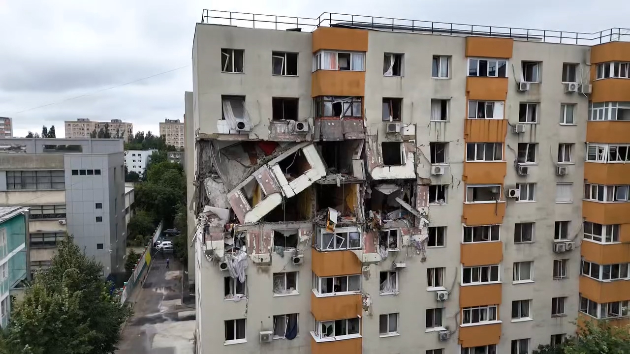 Demolare controlată a etajelor superioare ale blocului din Rahova, după explozia cauzată de acumularea de gaze