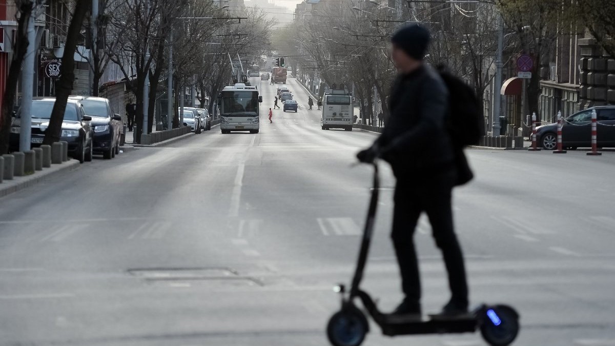 Reguli noi pentru trotinetele electrice în București: interzise în Centrul Vechi și amenzi de 10.000 de lei