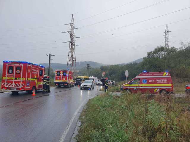 Accident rutier în Jibou: Un microbuz școlar, un autoturism și un camion s-au ciocuit