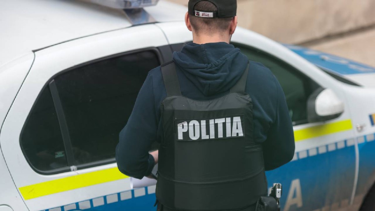 Un polițist din Timișoara a fost trimis în judecată pentru că a oferit informații despre victime hoților de lux