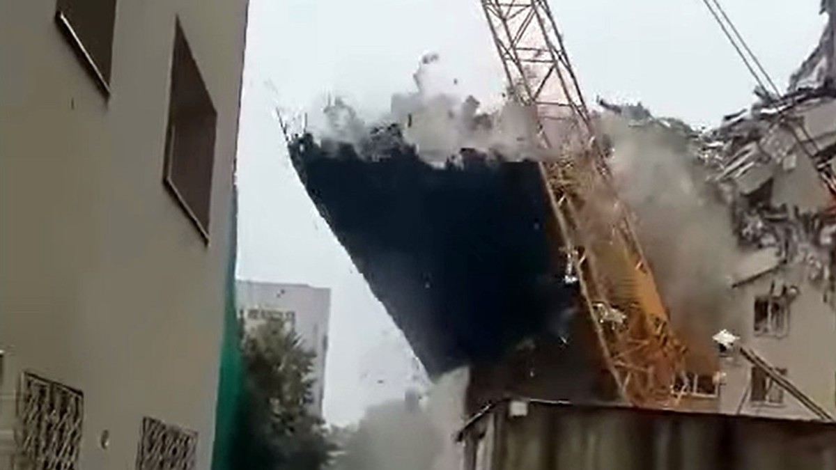 Partea superioară a blocului din Rahova s-a prăbușit în timpul demolării parțiale controlate