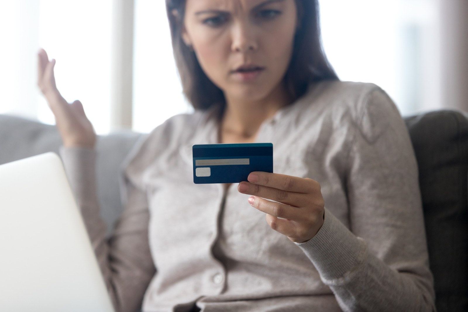 Avertisment pentru Black Friday: Cum pot fraude atacatorii prin mesaje de livrare sau oferte false