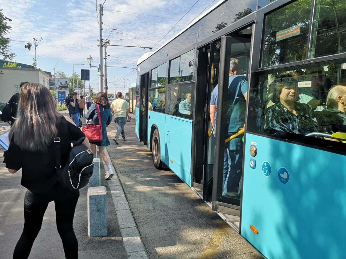 Zece șoferi de autobuz din București sunt suspectați că au furat motorină din rezervoarele STB
