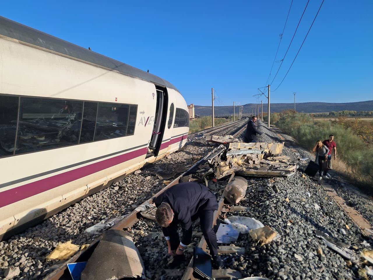 Eroare umană ar fi cauzat accidentul feroviar din Spania, unde două trenuri de pasageri s-au ciocuit în Toledo