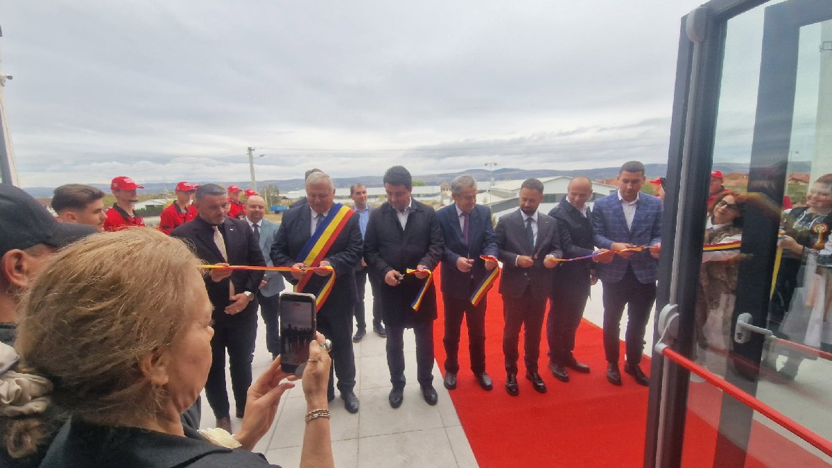 Inaugurarea Centrului de Tineret din Teiuș a devenit virală după gestul unui administrator public