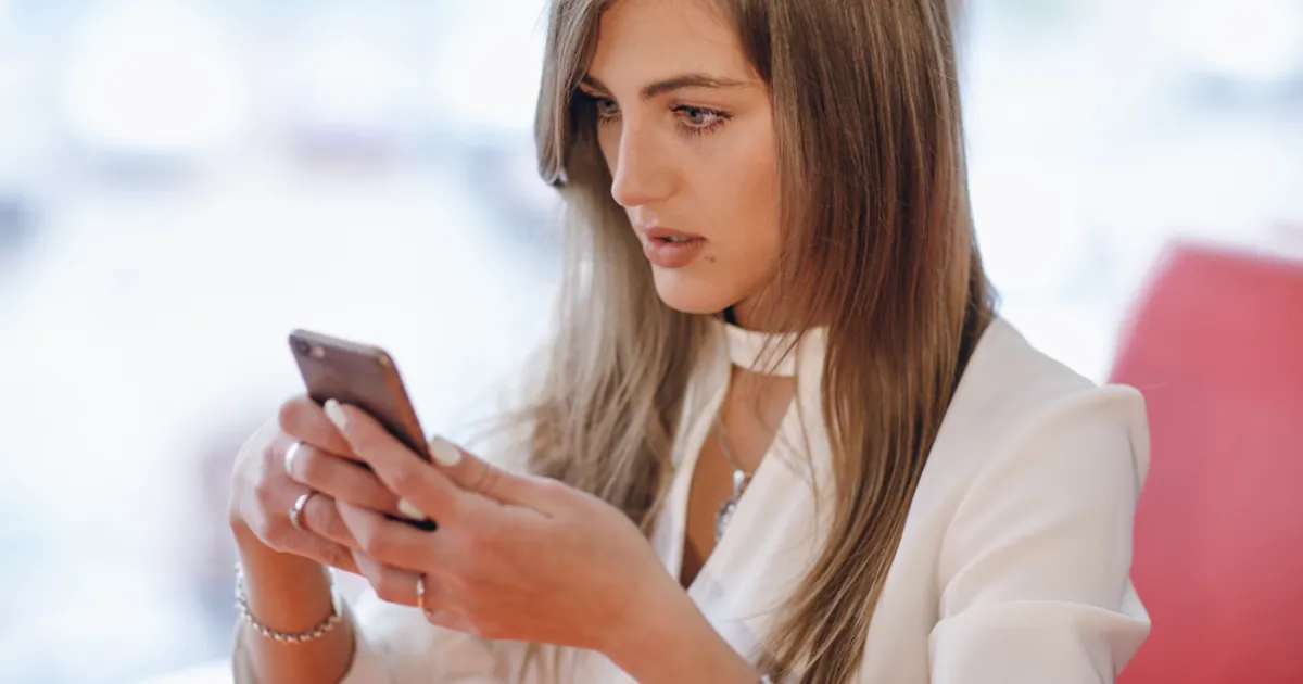 Semnul de avertizare de pe ecranul telefonului: ce înseamnă cercul roșu și ce date înregistrează