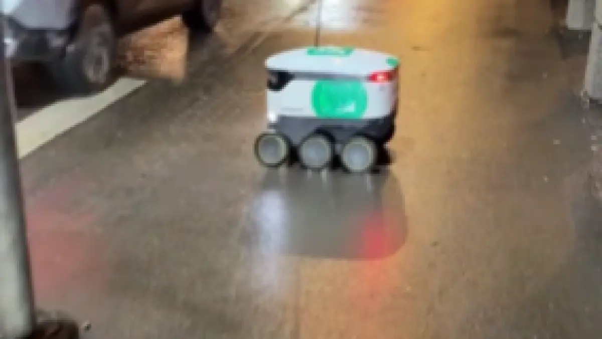 Un robot autonom de livrări a provocat un accident de autobuz în Estonia, apoi a plecat de la locul faptei