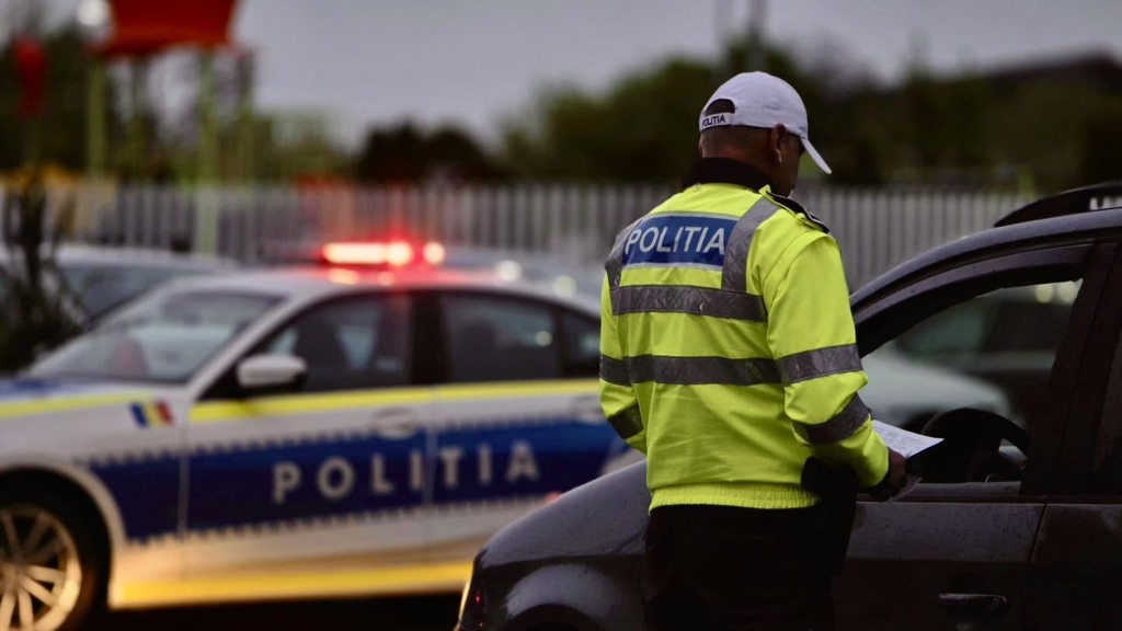 Un bărbat de 46 de ani a fost reținut după ce a atacat mașina de poliție și a încălcat un ordin de protecție