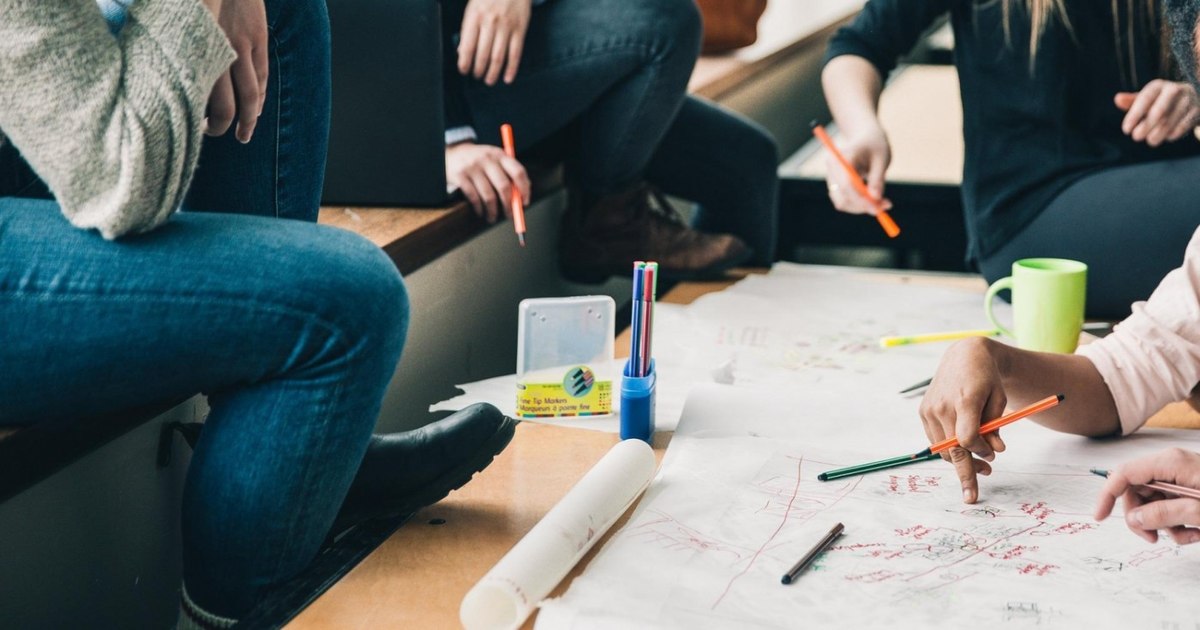 Cum să alegi facultatea în 2027: specializările cu perspective în era inteligenței artificiale