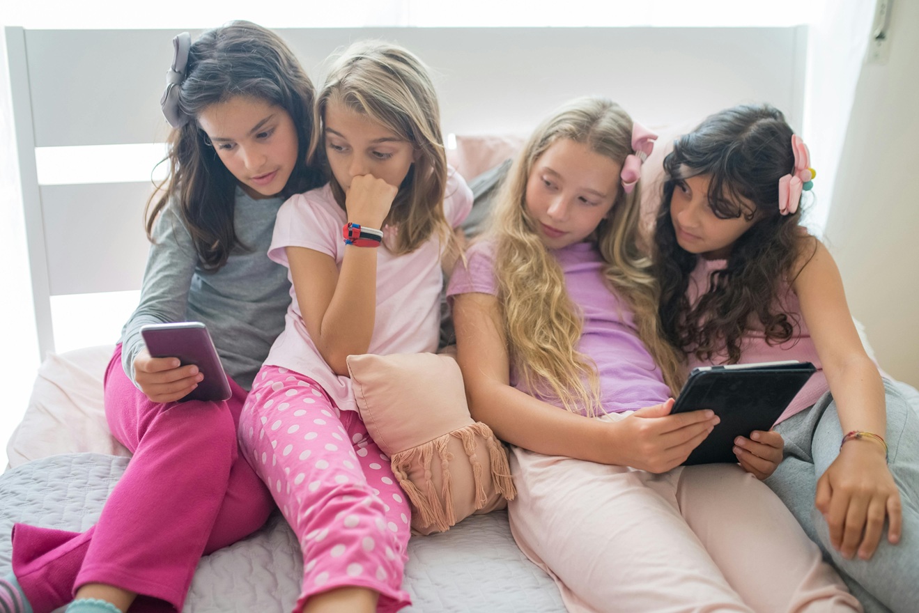 Proiectul „Kids Act” vizează combaterea dependenței de rețelele sociale la minori