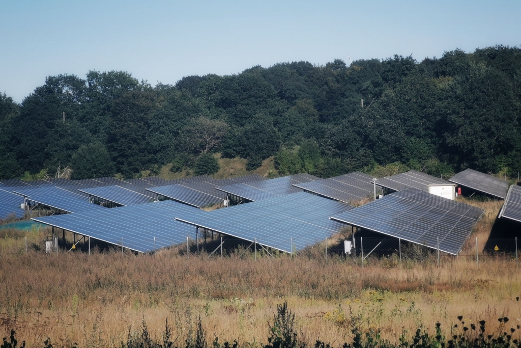 Furt masiv de cabluri dintr-un parc fotovoltaic din Dâmbovița: polițiștii au găsit două tone de cupru