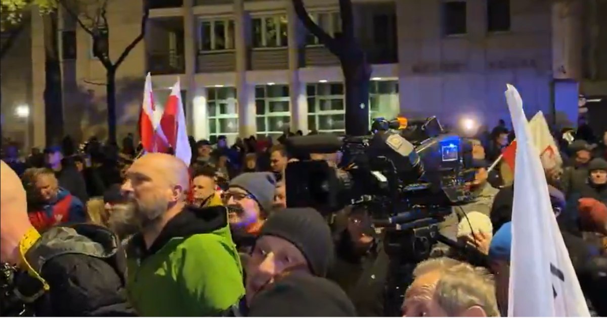 Criză politică majoră în Polonia: Susținătorii PiS protestează în fața Curții Constituționale