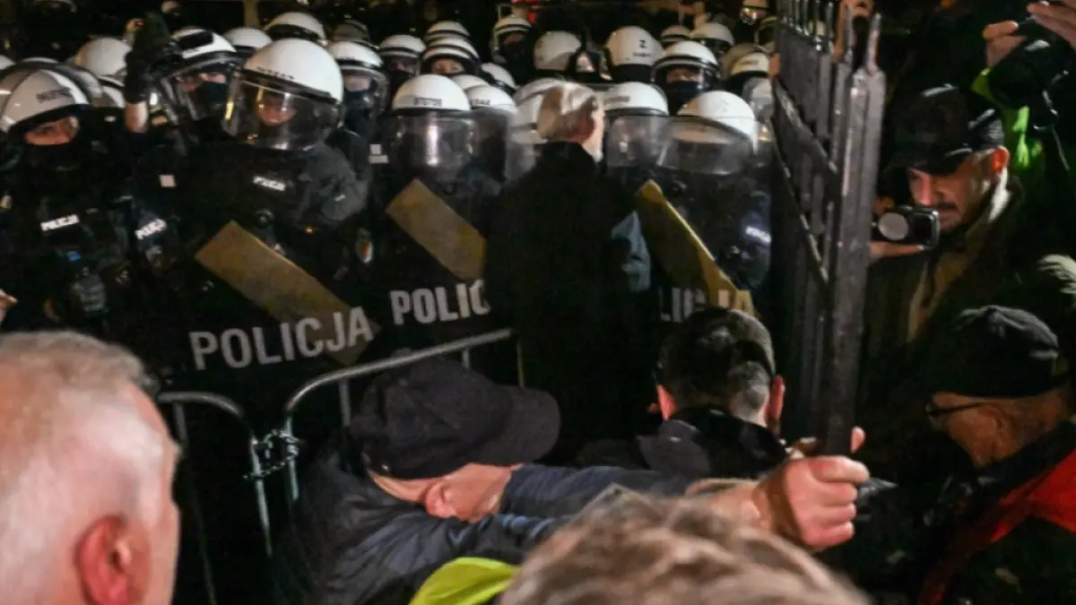 Tensiuni politice în Polonia: Forțele de poliție au fost mobilizate în fața Curții Constituționale