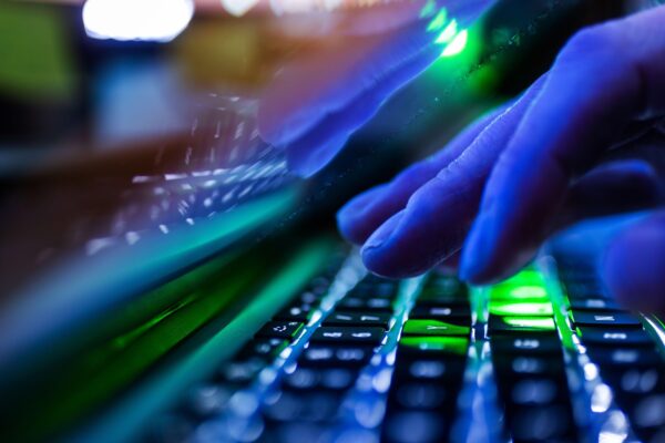 Hackeri nord-coreeni au înșelat informaticieni cu oferte de muncă false pentru milioane de euro