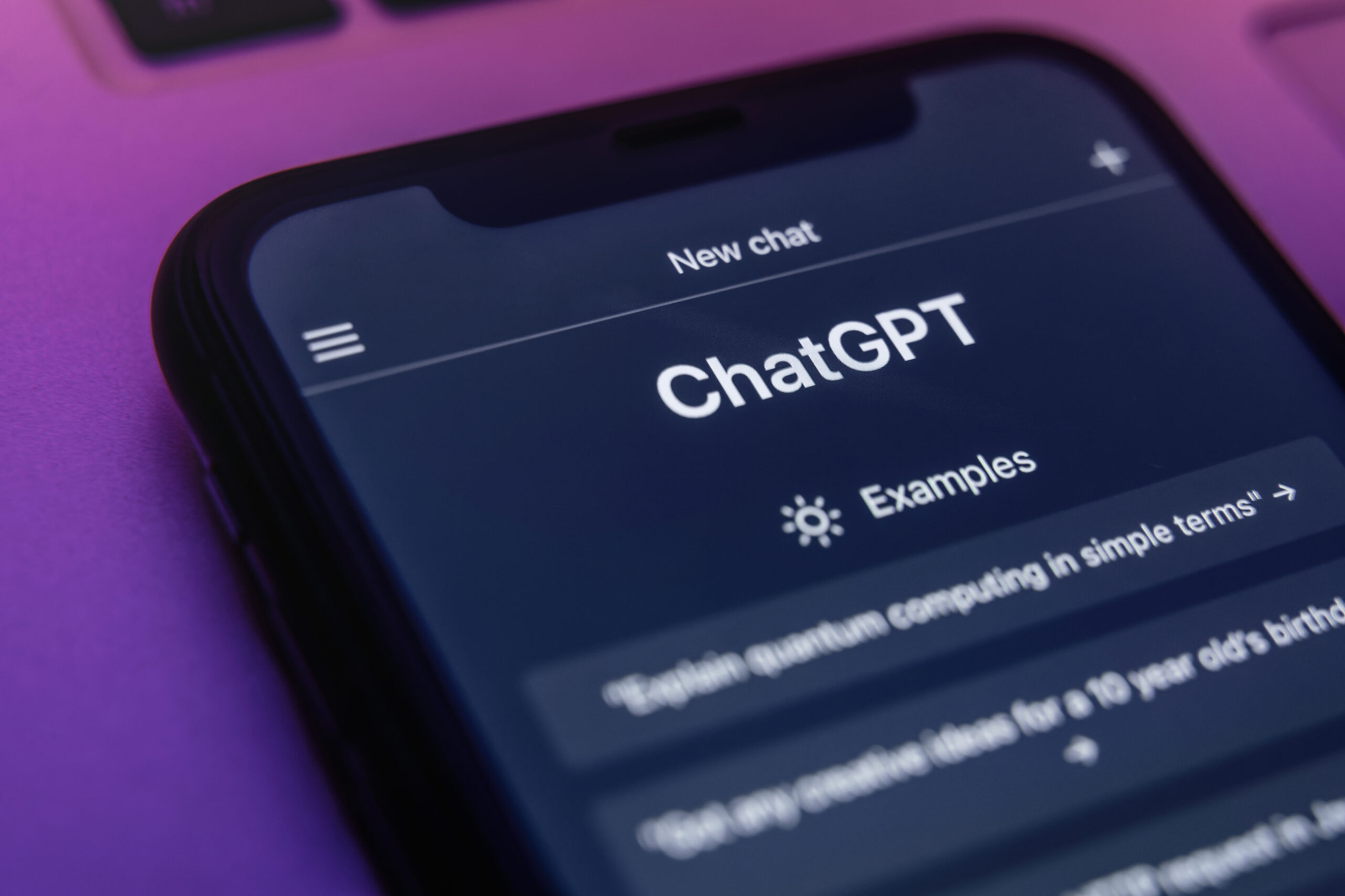 OpenAI restricționează accesul adolescenților la informații despre arme pe platforma ChatGPT