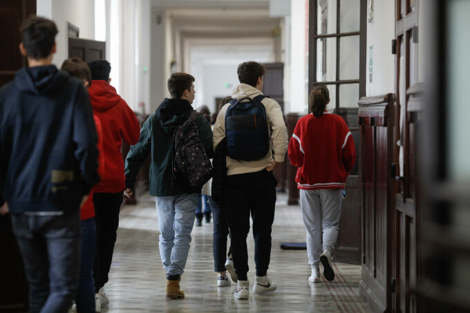 Guvernul a aprobat noile reguli pentru bursele elevilor pentru anul școlar 2026-2027