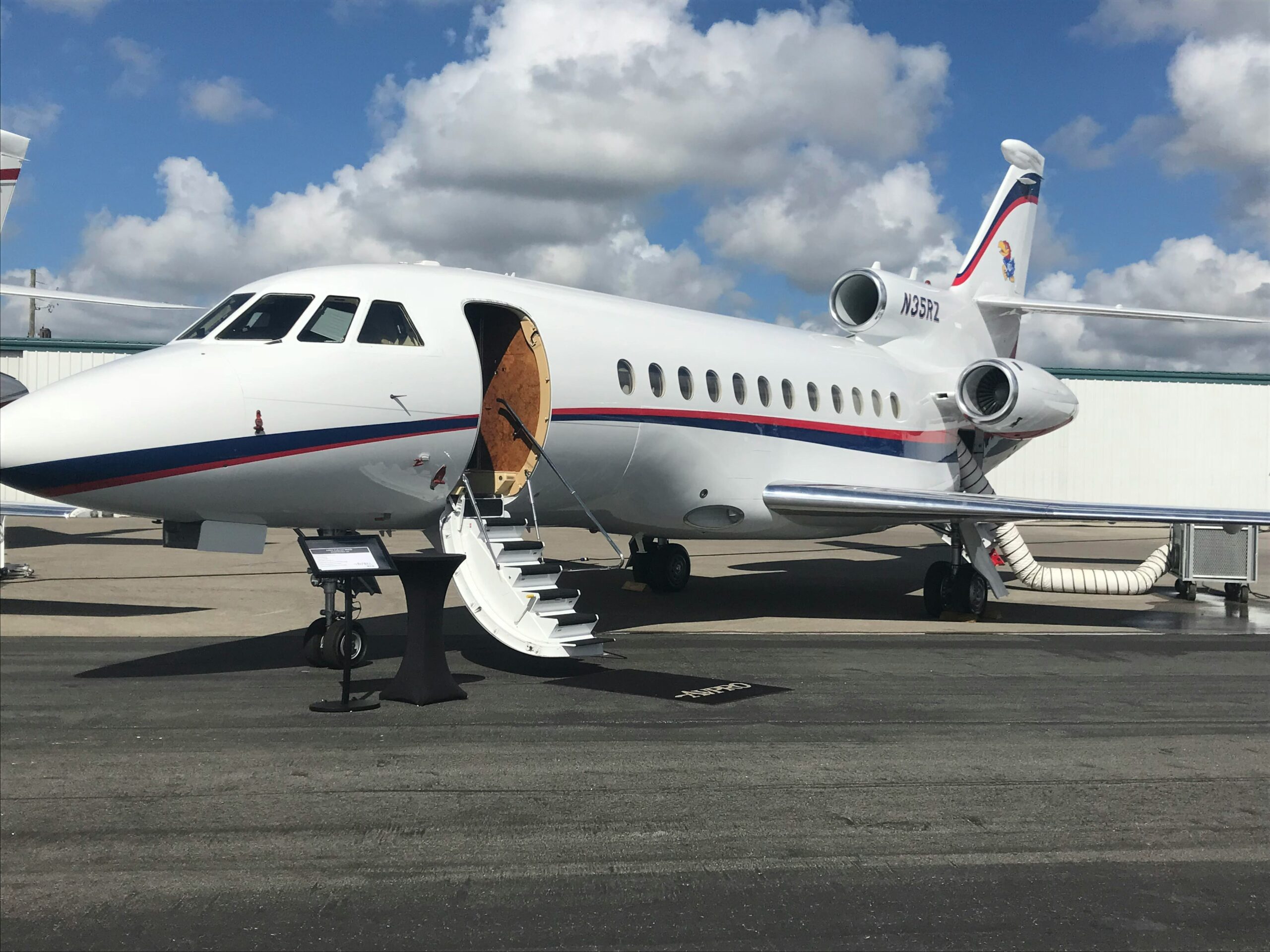 Raport: Avioanele private poluează de până la 14 ori mai mult decât zborurile comerciale