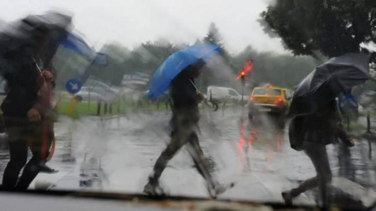 Scădere bruscă de temperatură în București: ploi și vânt puternic încep de marți