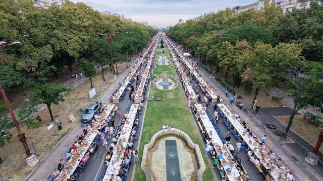 Bucureștiul a bătut recordul mondial cu cea mai lungă masă de 5 kilometri în Piața Constituției
