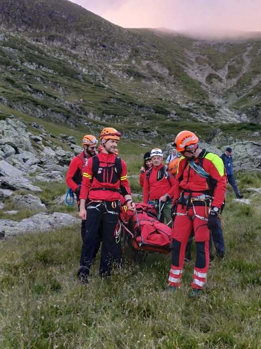 Operațiune de salvare în Munții Făgăraș: Un bărbat de 40 de ani a fost rănit la lacul Galbena