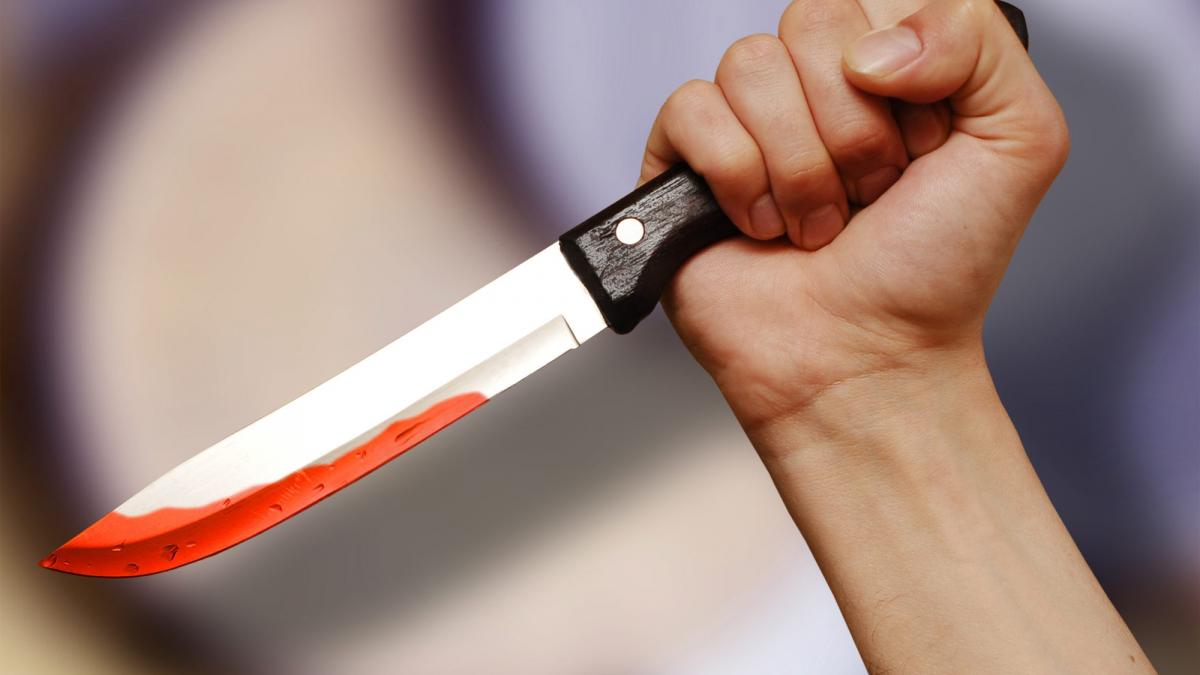Atac violent în Suceava: Un bărbat și-a înjunghiat mama în gât în urma unei ceartei