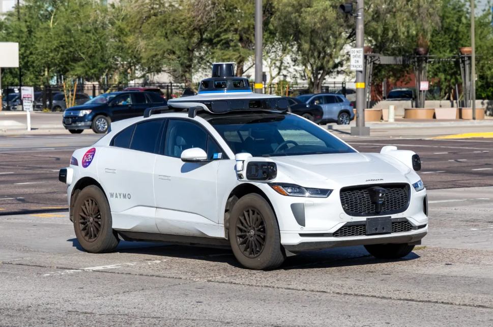 Viitorul transportului urban: Marile platforme de ride-sharing pregătesc lansarea vehiculelor autonome în Europa