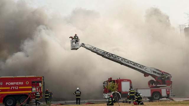 Incendiu masiv la o fabrică de celuloză din Drobeta-Turnu Severin, focul a cuprins 20.000 de metri pătrați