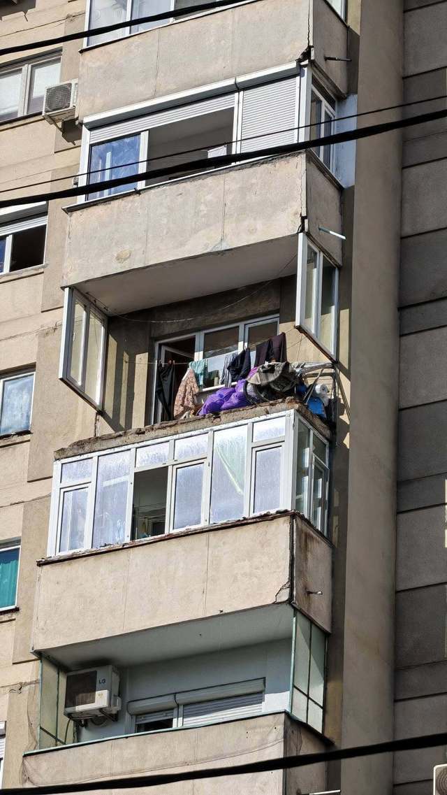 Balcon de la etajul șase al unui bloc din Sectorul 4 s-a prăbușit peste un autoturism