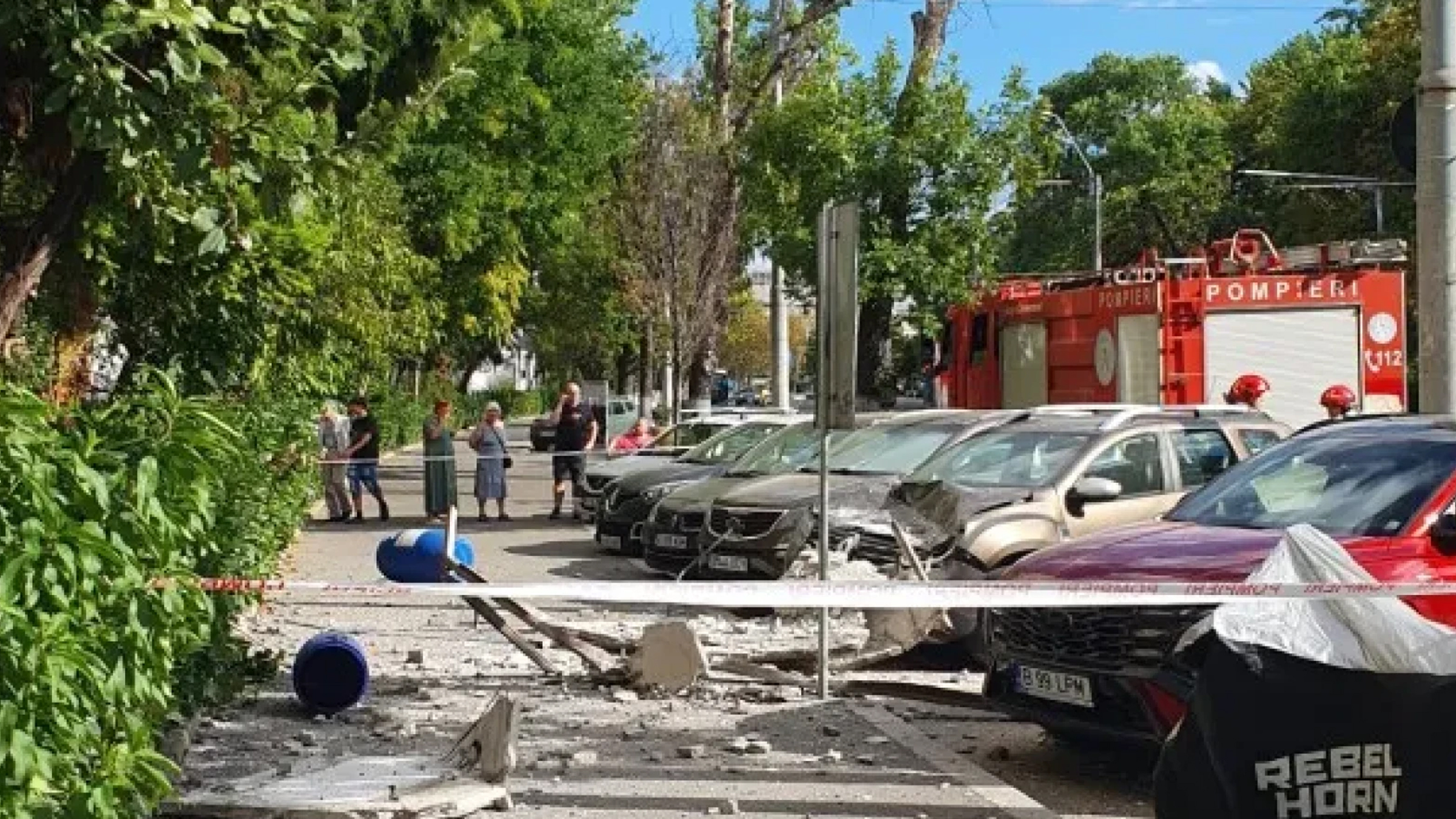 Un balcon de la etajul șase al unui bloc din București s-a prăbușit peste un autoturism