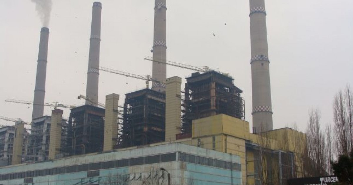 Nor de cenușă și zgură la Termocentralele Turceni, provocând vizibilitate redusă pe drumul spre Filiași