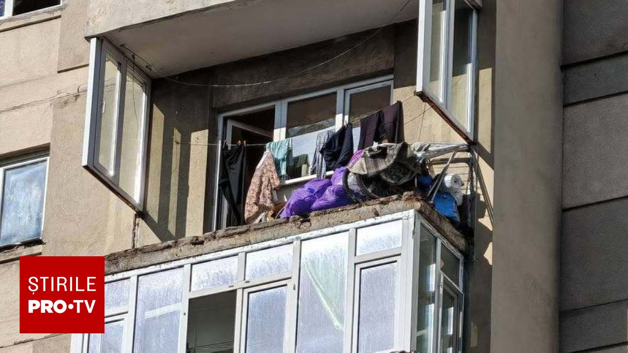 Fragment de balcon de la etajul șapte s-a prăbușit peste un autoturism în Sectorul 4