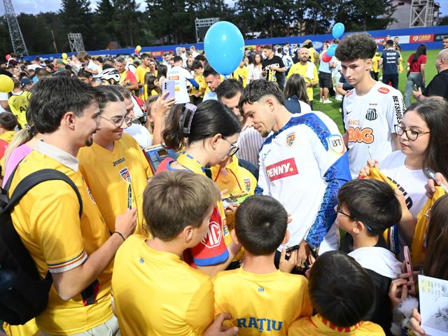 Aproape 500 de fani, majoritatea copii, au vizitat baza de pregătire a echipei naționale de la Mogoșoaia