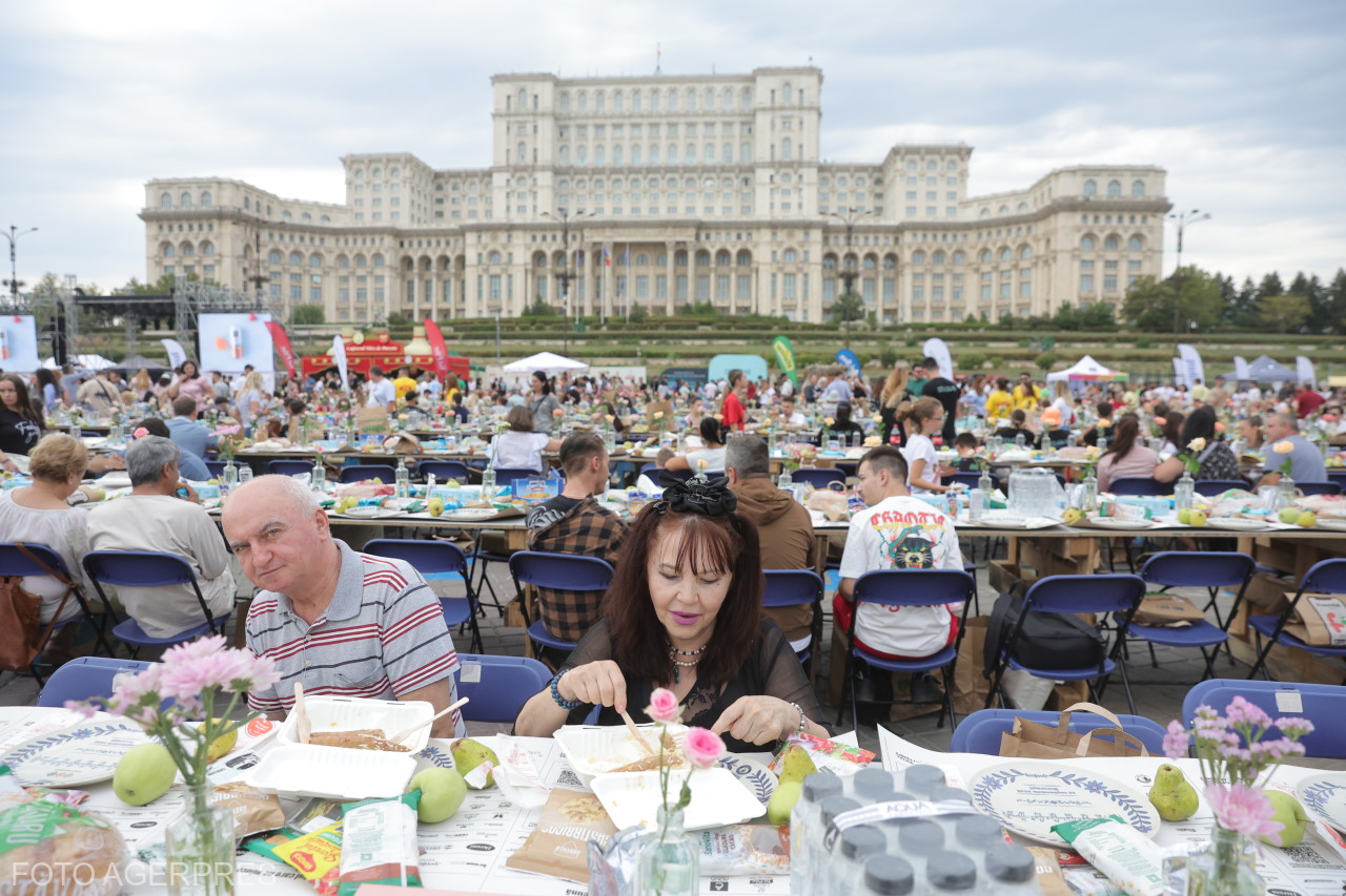 Record mondial de la București: 20.000 de persoane s-au așezat la o masă de 5,5 km lungime