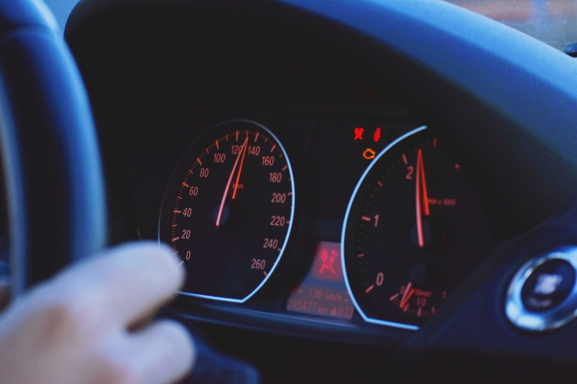 Reguli stricte pentru depășirea vitezei: când se suspendă permisul auto