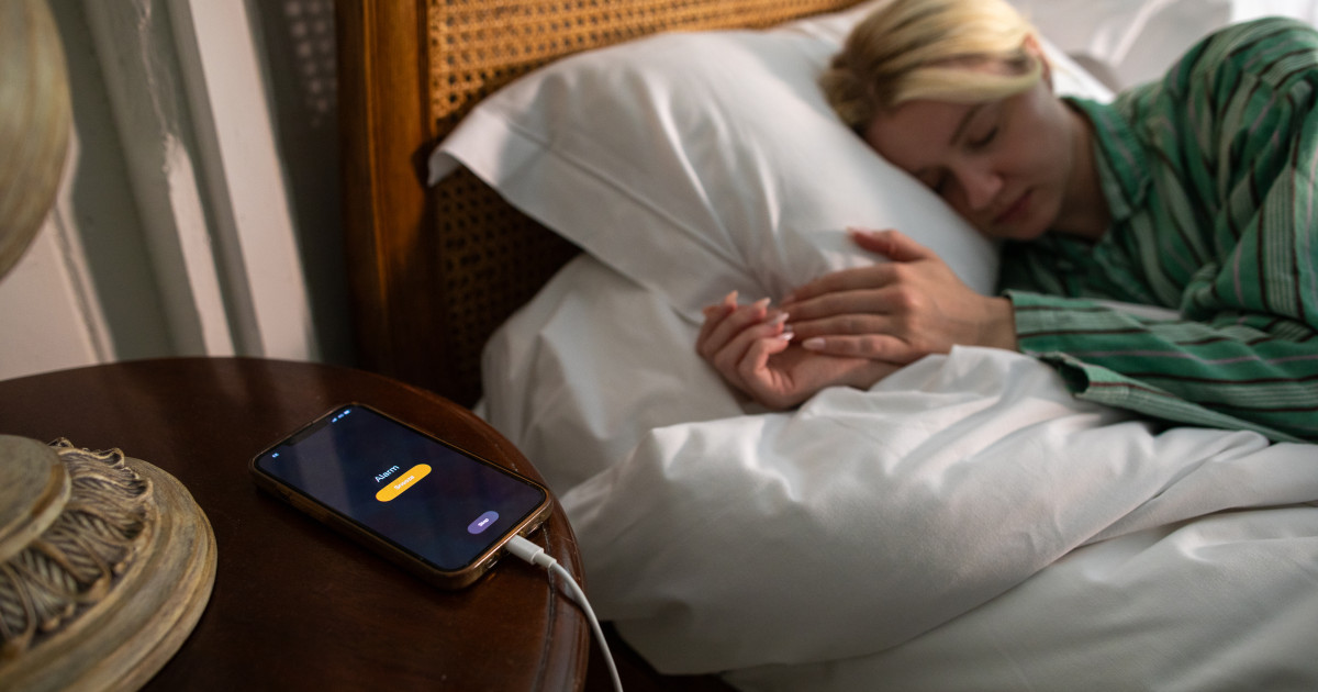De ce încărcarea telefonului peste noapte poate afecta durata de viață a bateriei
