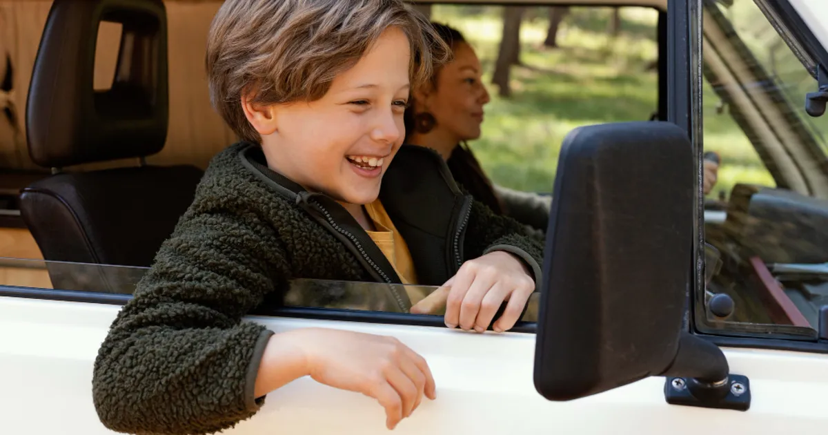 Regulile transportului copiilor în autoturisme: Când poate un minor sub 12 ani să stea pe locul din față