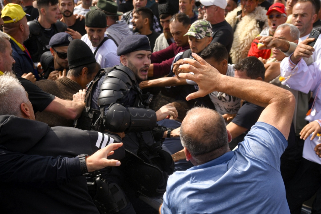 Acțiune de amploare a poliției după violențele de la protestul din Piața Victoriei
