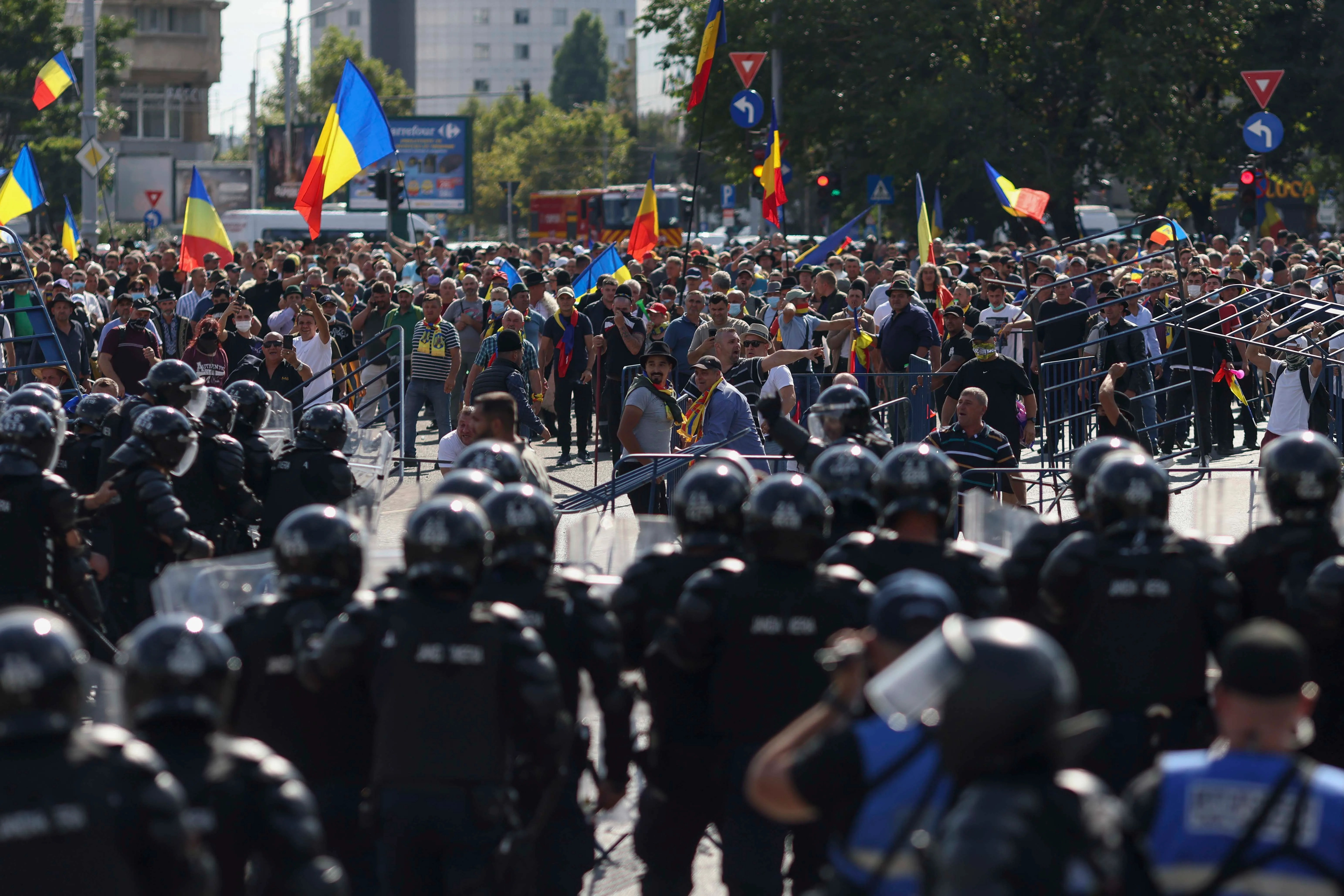 Acțiune de amploare a poliției după violențele de la protestul din Piața Victoriei: 29 de percheziții în țară