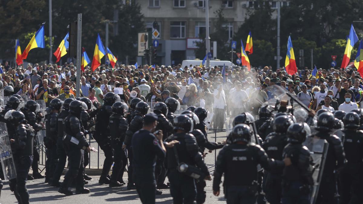 Percheziții masive în București și 16 județe pentru violențele din Piața Victoriei