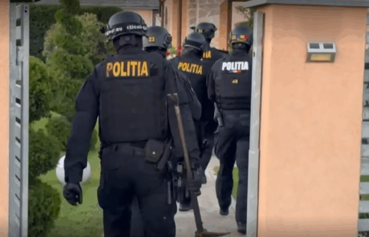 Raid de amploare în 15 județe după violențele din Piața Victoriei: 30 de mandate de aducere sunt puse în executare