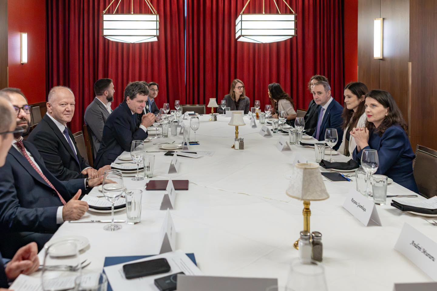 Nicușor Dan a prezentat antreprenorilor români din SUA programele de sprijin pentru investiții în țară