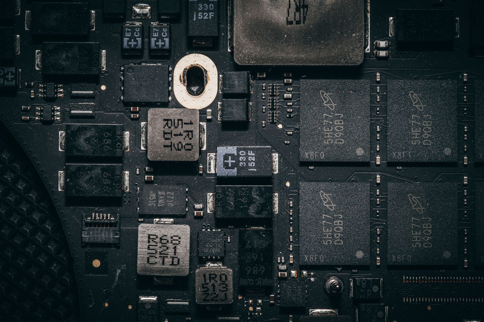 Alibaba accelerează investițiile în tehnologii AI și dezvoltă procesoare proprii pentru a reduce dependența de Nvidia