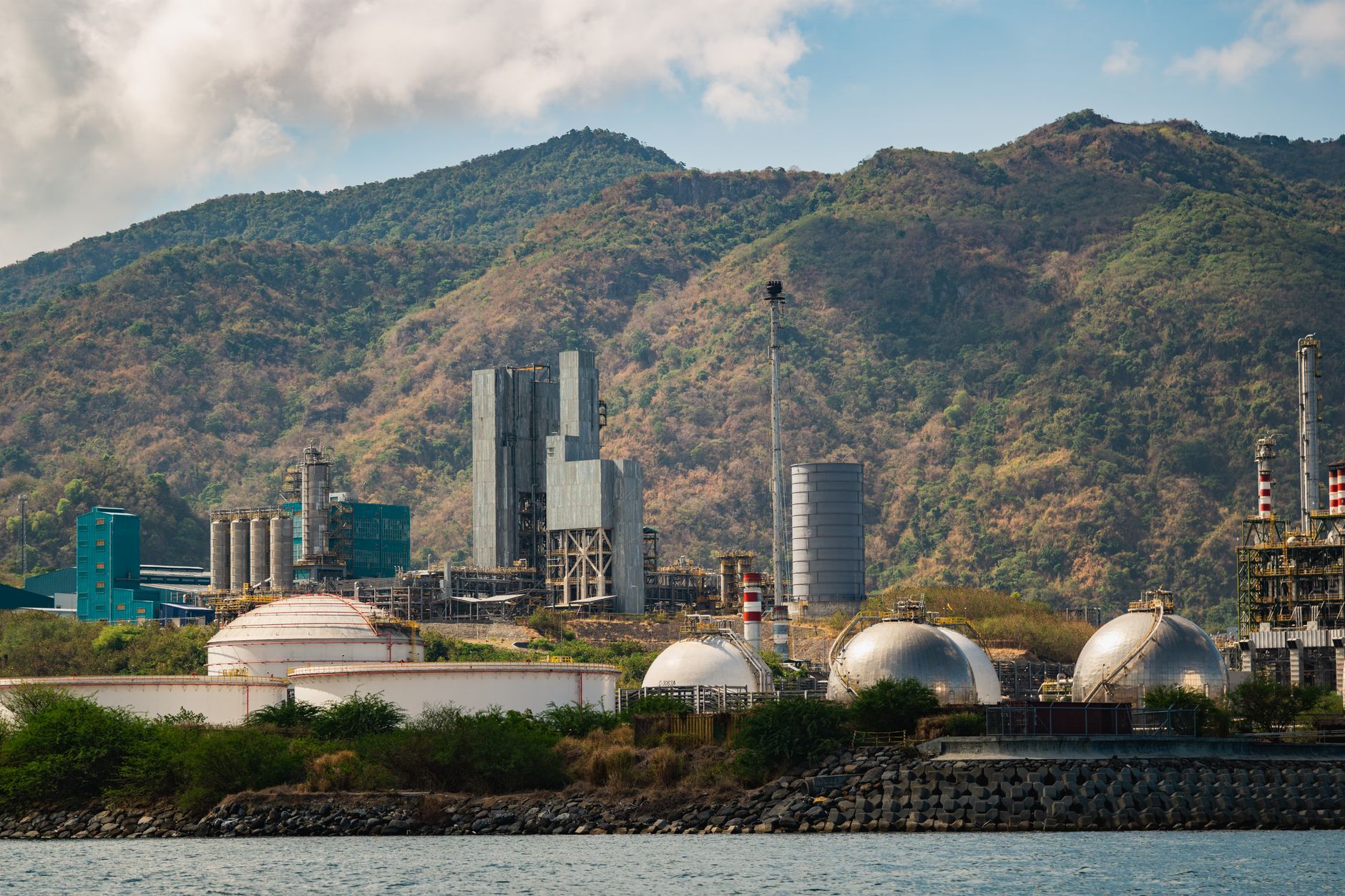 Compania MOL Petrochemicals a fost amendată în Ungaria după o explozie la fabrica din Tiszaújváros