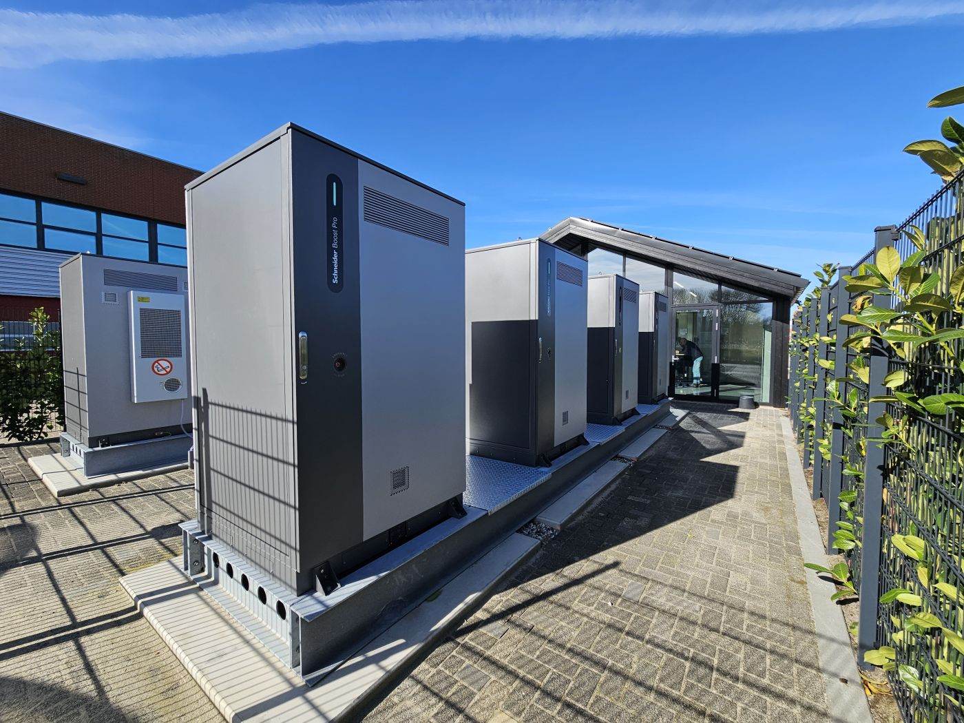 Schneider Electric lansează Schneider Boost Pro, un sistem de stocare a energiei pentru sectorul industrial