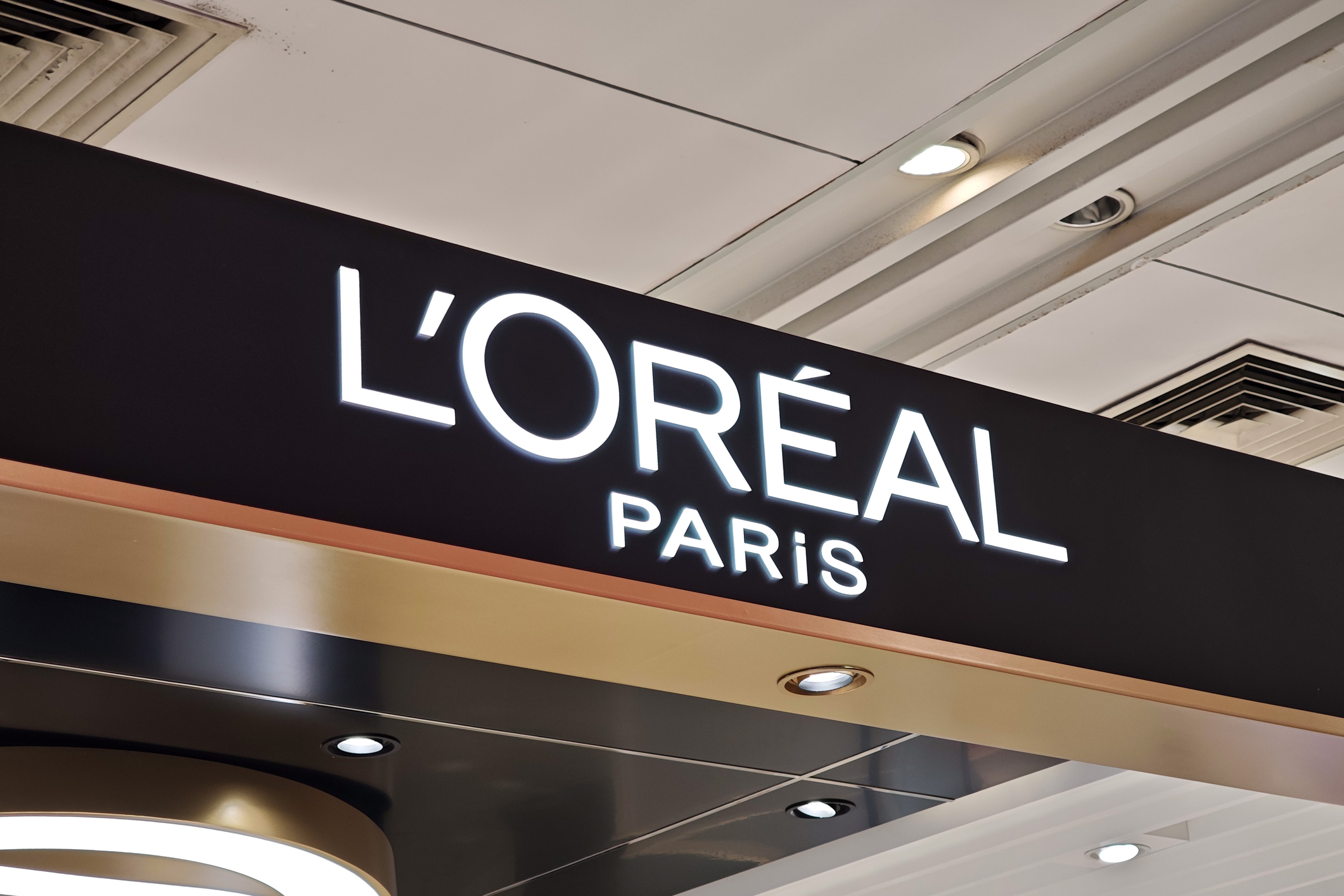 L’Oréal este în judecată în Arizona pentru că ar fi ascuns riscurile de cancer cauzate de produsele de îndreptat părul
