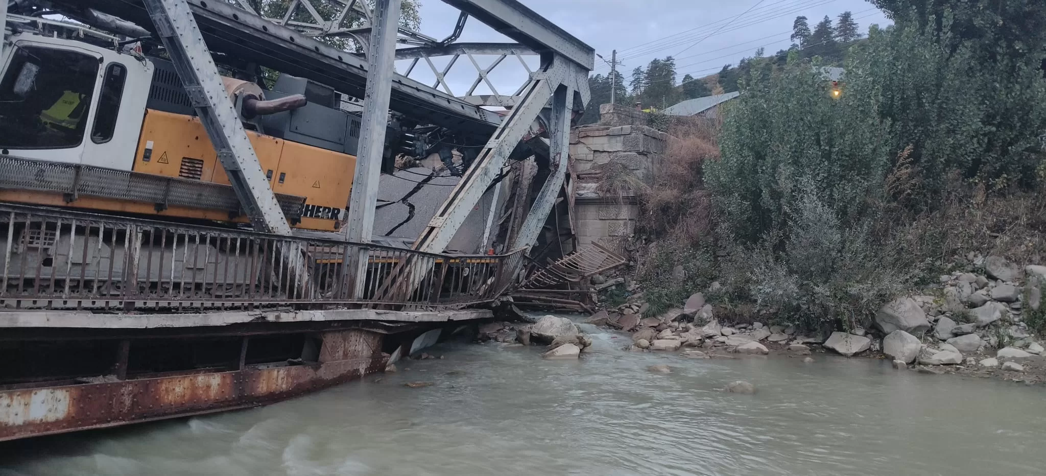 Pod de fier de pe DN12A s-a prăbușit în zona Ciobănuș, județul Bacău. Traficul este blocat