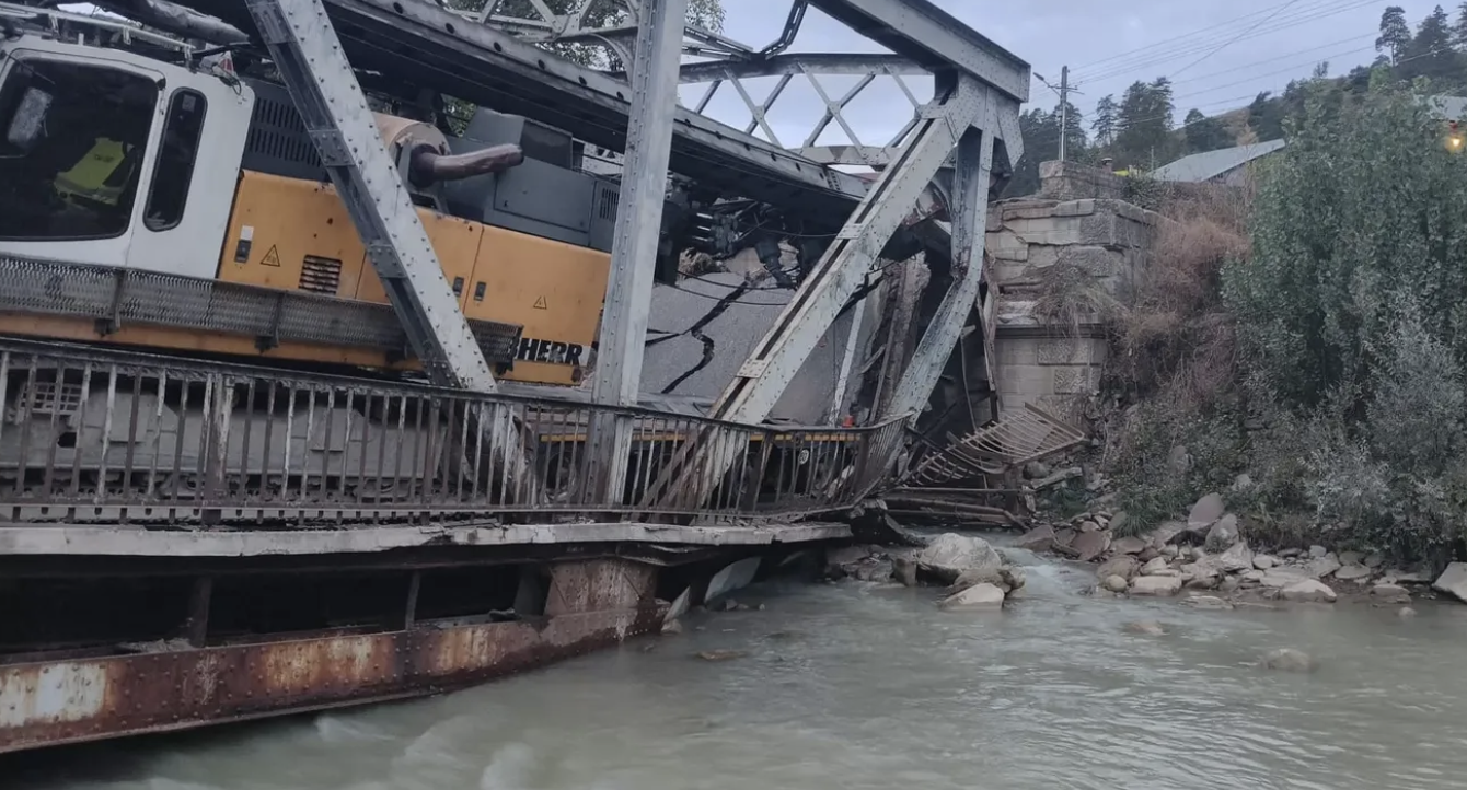 Pod metalic de pe DN 12A, peste râul Trotuș, s-a prăbușit după trecerea unei macarale de mare tonaj