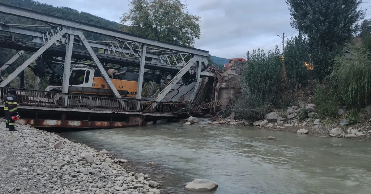 Deteriorarea unui pod de fier în județul Bacău după impactul unui TIR: traficul este restricționat
