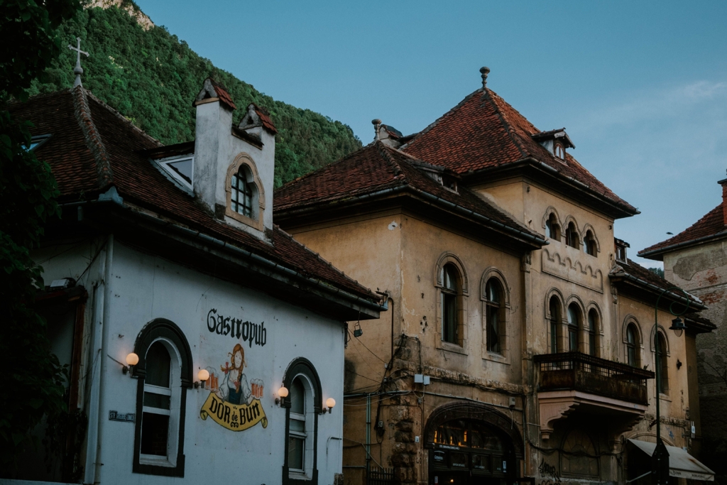 Femeie din Brașov trimisă în judecată pentru modificarea unei case istorice din zona Șcheii